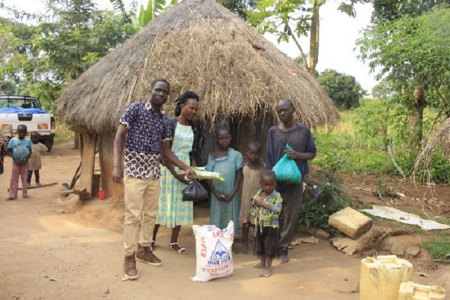 Kamuli, Uganda, Hilfslieferung für Schülerinnen