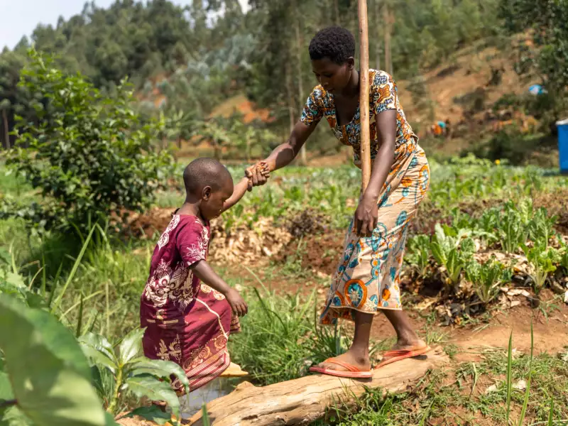 Jenseits der Politik: Stiftung Tagwerk und HUMAN HELP NETWORK stärken Menschen in Ruanda