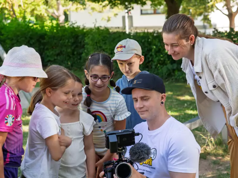 Das Tagwerk-Team zu Besuch in der Grundschule Hargesheim: Schüler:innen setzen sich bei Ruandalauf für globale Bildung und Gesundheit ein
