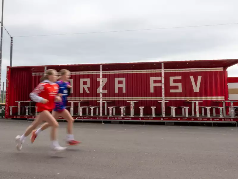 Rund 400 Schüler:innen laufen für den guten Zweck: Spendenlauf mit dem 05ER Klassenzimmer rund um die MEWA ARENA geht in die zweite Runde